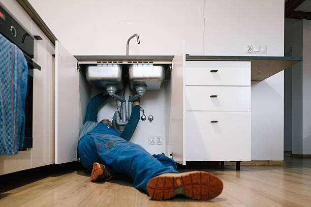 Professional Leak Detection technician working in Glencoe, IL
